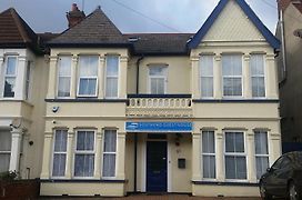 Southend Guest House - Close To Beach, Train Station & Southend Airport
