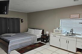 Green Castle Apartment In Tampa Near Airport And Busch Gardens