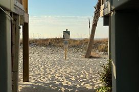 2-Bedroom Condo On Gulf Shores Beach W/Pool