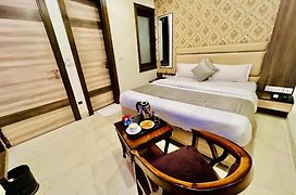 Hotel Apple Inn N Suites, New Delhi
