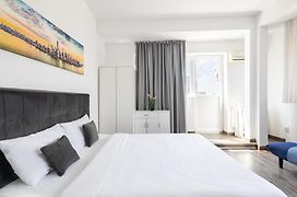 Downtown Victoria Apartments By Citybookings