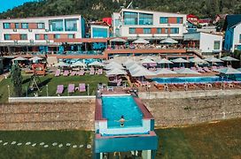 Hotel Roser House Boutique - Pe Malul Lacului Colibita