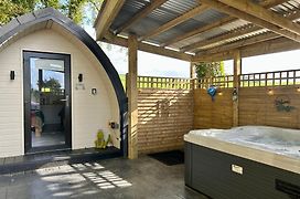 Paddock Pod - Sleeps 4 & Roofed Over Private Hot Tub