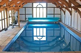 Barnacre Green Cottage With Hot Tub And Private Use Of Heated Pool