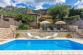 Villa Cocoon - Vacation Home With Heated Pool & Garden