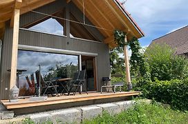 Zweistockiges Natur-Holzhaus Mit Berg- & Seesicht