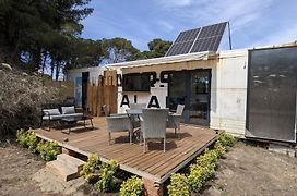 Cooltainer Retreat: Sustainable Coastal Forest Tiny House Near Barcelona