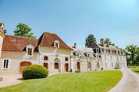 Chateau De Villefargeau