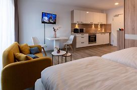 Gleuel Inn - Digital Hotel & Serviced Apartments & Boardinghouse Mit Voll Ausgestatteten Kuchen