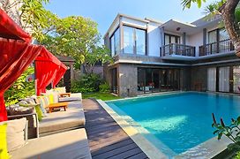 Seminyak Icon - by Karaniya Experience - CHSE certified