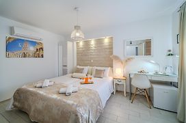Central Split Rooms And Apartments Paese