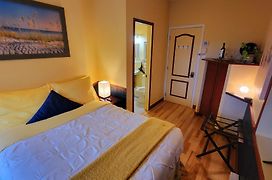Kokomo INN Bed&Breakfast Ottawa-Gatineau's Only Tropical Riverfront B&B on the National Capital Cycling Pathway Route Verte #1 - for Adults Only - Chambre d'hôtes tropical aux berges des Outaouais BnB #17542O