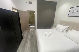 Luxury Modern One Bedroom Apartment At Dubai Marina - Marina Pinnacle Tower