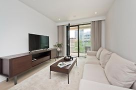 Elegant And Modern Apartments In Canary Wharf Right Next To Thames