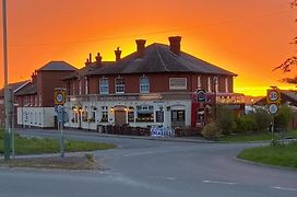 Stonehenge Inn & Shepherd'S Huts