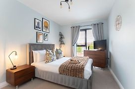 Elliot Oliver - Stylish 2 Bedroom Apartment With Parking In The Docks