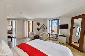 Rouge On Rose Boutique Hotel