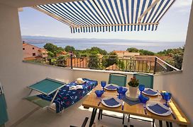 Riviera Blue Apartments With Seaview, Private Whirlpools And Parking Near Opatija