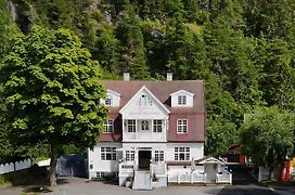Valldal Fjord Lodge B&B