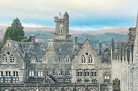 The Classrooms, Loch Ness Abbey - 142M2 Lifestyle & Heritage Apartment - Pool & Spa - The Highland Club - Resort On Lake Shores