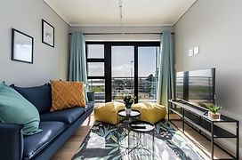Burmeister 202- 2 Bedroom Modern Spacious Apartment Across From Beach-Free Onsite Parking