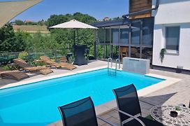 Aura Lux Holiday Home With Pool