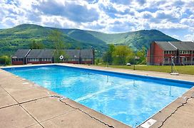 Spectacular Catskills 4 Bedroom Vacation Oasis- Gorgeous Hunter Mountain Views!