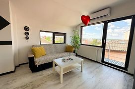 Sunflower - Lovely Central Apartment With Balcony