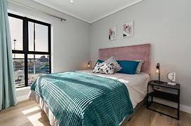 Burmeister 202- 2 Bedroom Modern Spacious Apartment Across From Beach-Free Onsite Parking