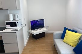 Berks Luxury Serviced Apartments , Free Parking, Free Gym And Free Wifi