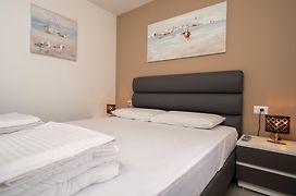 Aaa Apartments & Rooms With Free Parking