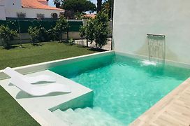 Chalet blanco con piscina privada