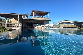 Villa de luxe surplombant la mer, piscine suspendue