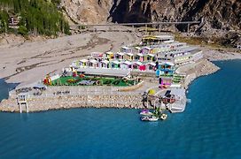 Luxus Hunza Attabad Lake Resort