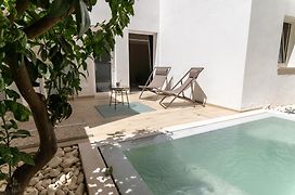 The White Luxury Outdoor Jacuzzi-Gessicaholidayhomes