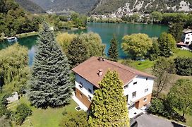 Vila Labod, Unique Villa At The Lake