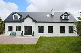 Luxury 6 Bedroom Spiddal Villa, Jacuzzi, Balcony