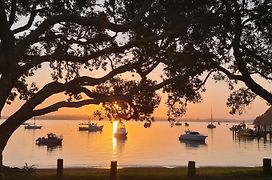 Hananui Lodge And Apartments