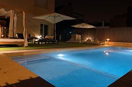 Valdevebas chalet con piscina en Madrid centro WIFI gratis