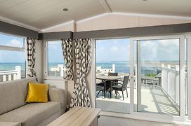 Braddicks Holidays - Sea View Apartments & Caravans