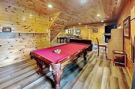 Apple Bear Lodge, 4 Bedrooms, Sleeps 18, Jacuzzis, Pool Table, Hot Tub