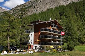 Ski-In/Ski-Out Hotel Sport