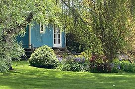 The Bailey Shepherd'S Hut And Holiday Cottage