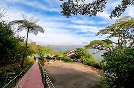 Heliconias Rainforest Lodge