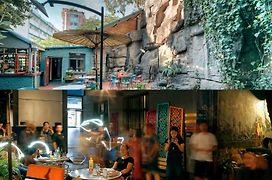 Kunming Upland International Youth Hostel Near The City Center , 2 Mins Walk To The Green Lake,3 Mins Walk To The Subway, Close To Yuan Tong Temple, Old Street, Yunnan University, English-Speaking Service Convenient Payment And Visa Cards Are Accepte