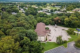 Comfort Inn & Suites East Moline Near I-80