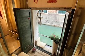 Venice Luxury Watersdoor