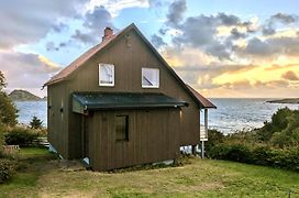 House By The Sea Reine, Lofoten