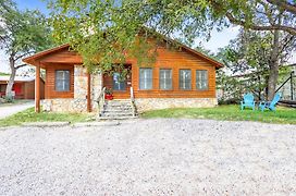 Wimberley Log Cabins Resort And Suites- The Oak Lodge