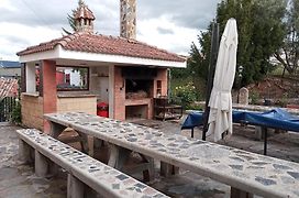 CASA TURÍSTICA Villa Carmen, CON CHIMENEA, AMPLIA ZONA DE JARDÍN, BARBACOA, PISCINA Y GARAJE